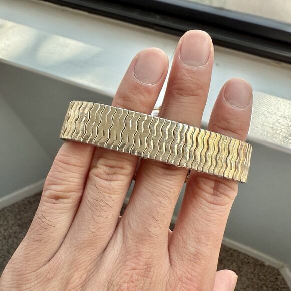 Vintage Montique Quartz Swiss Made Watch Gold Tone Day Date Stretch Band - Picture 6 of 8